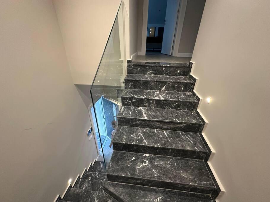 Ani Villa *