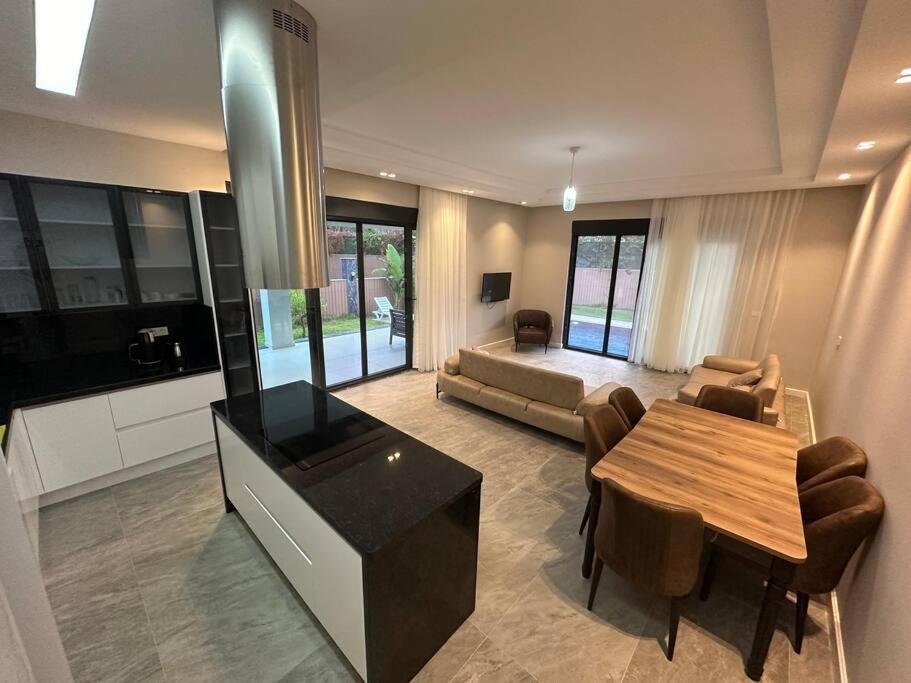 Ani Villa *